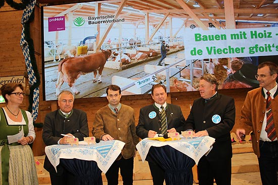 Talk im Wald „Bauen mit Hoiz – de Viecher gfoit´s“: Moderation Christine Singer,  Xaver Haas Landesinnungsverband des bayerischen Zimmererhandwerks, Josef Ziegler aus Nittau (Kreis Schwandorf), Präsident des Bayerischen Waldbesitzerverbandes e.V., Rudolf Rosenstatter Vorsitzender Forst-Holz-Papier Österreich, Helmut Brunner, MdL Bayerisches Staatsministerium für Ernährung, Landwirtschaften und Forsten  (©Foto: Martin Schmitz)